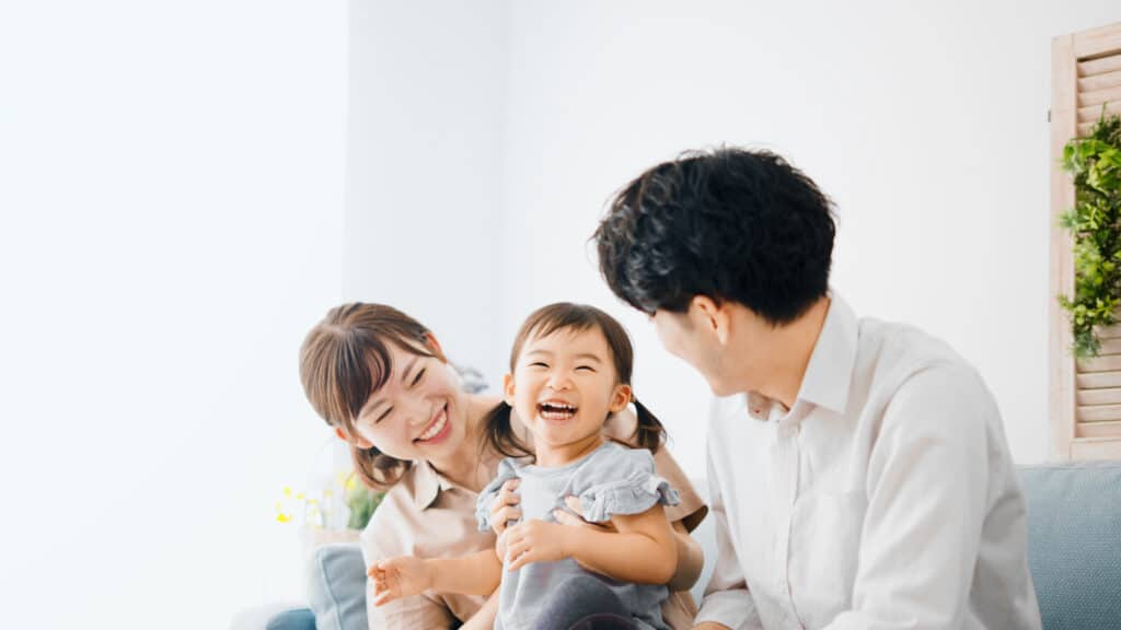 両親に遊んでもらっている女の子