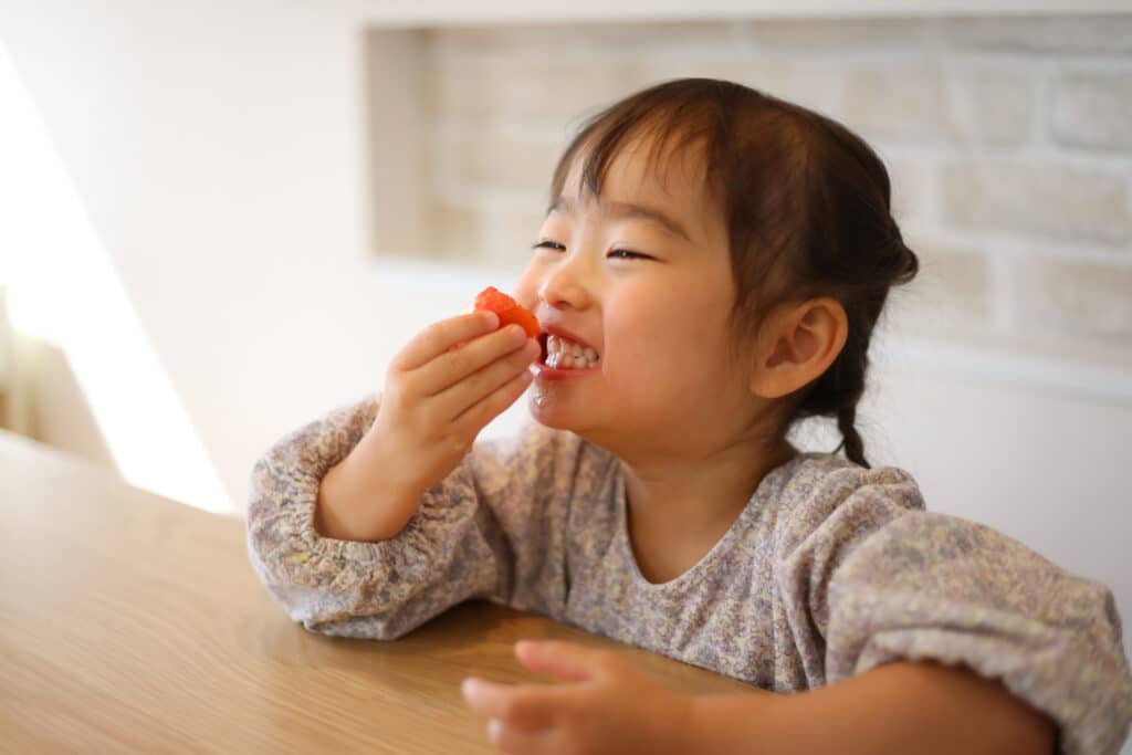 イチゴを食べる女の子
