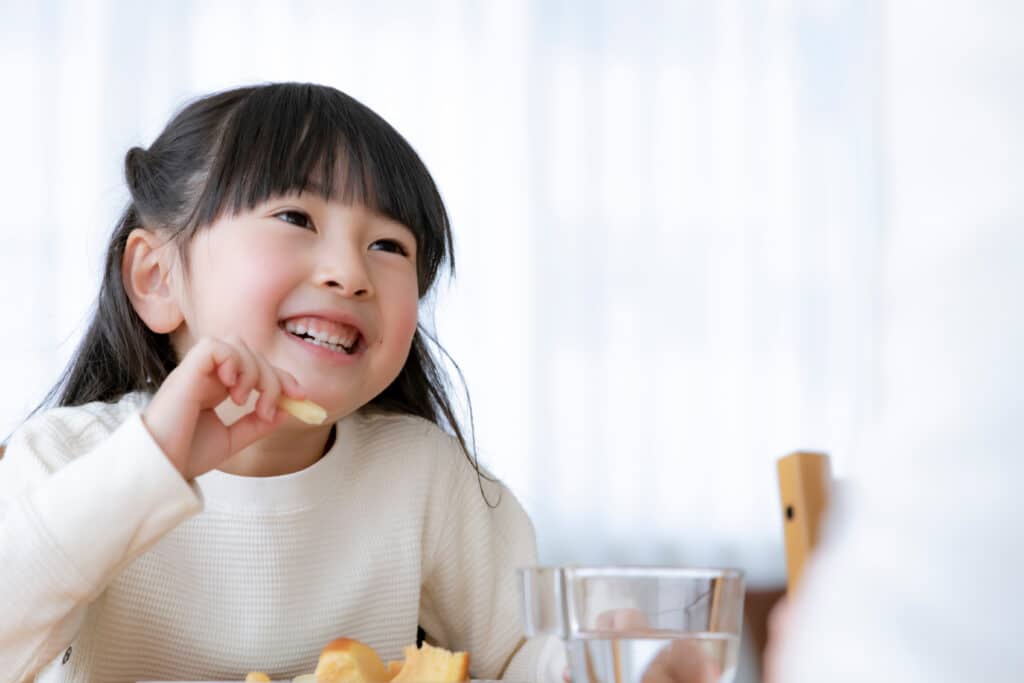 おやつを食べる女の子