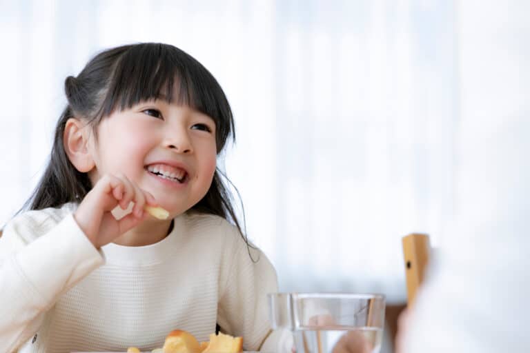 おやつを食べる女の子