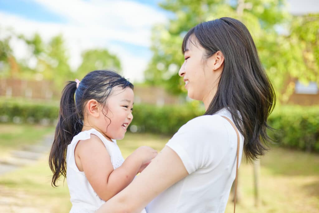 若いお母さんと３歳の娘