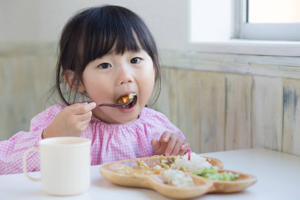 食事をする園児