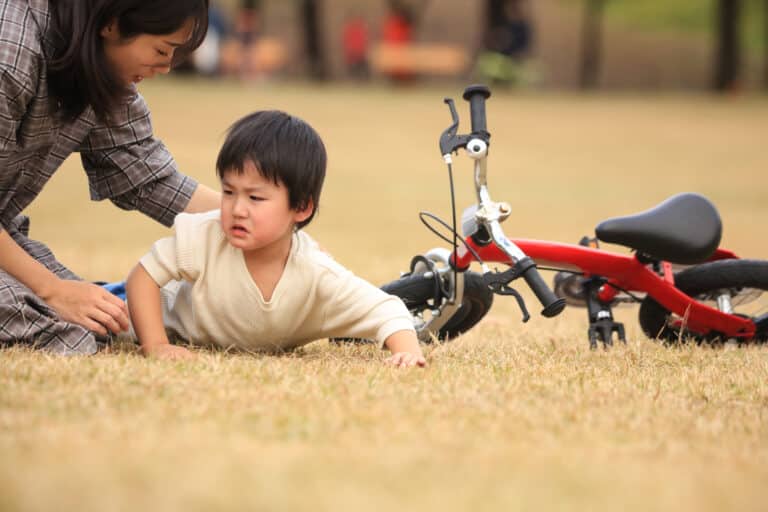 自転車に乗る練習中に転んだ男の子