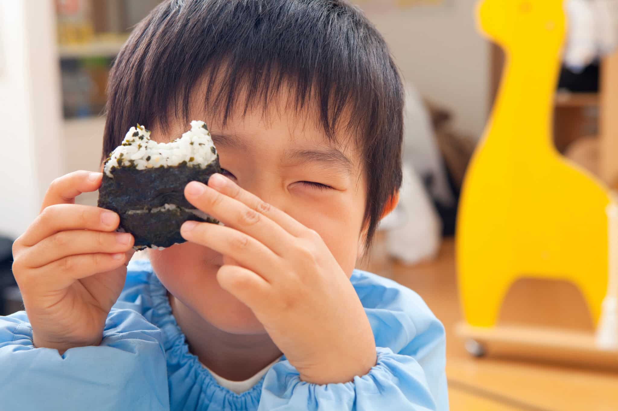 お弁当を食べる幼稚園児