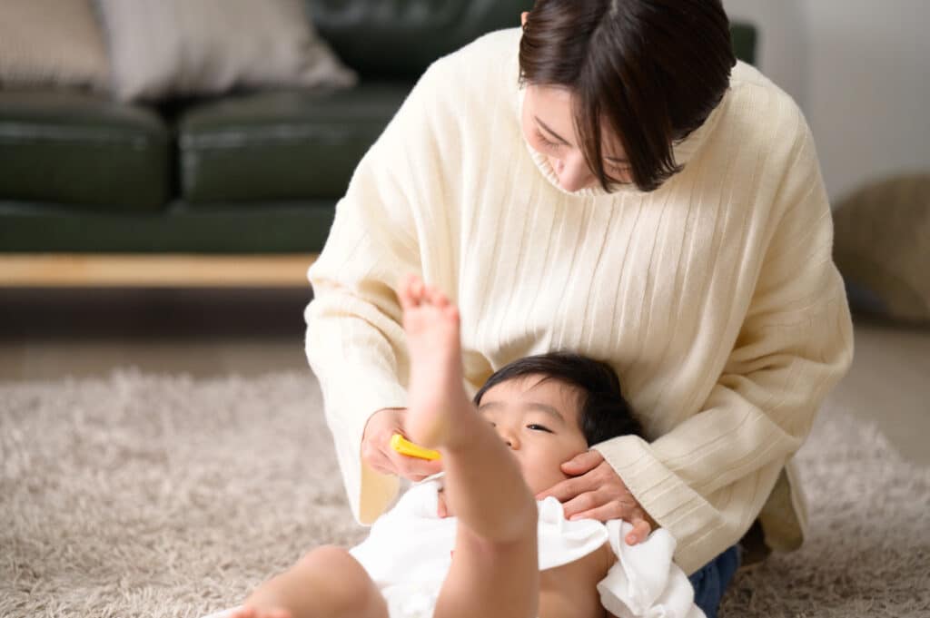 歯磨きをしている親子の様子 俯瞰 イヤイヤ