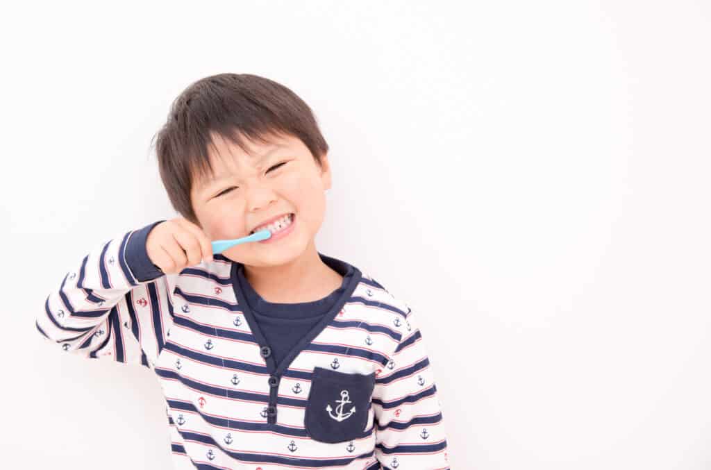 パジャマ姿で歯磨きする男の子