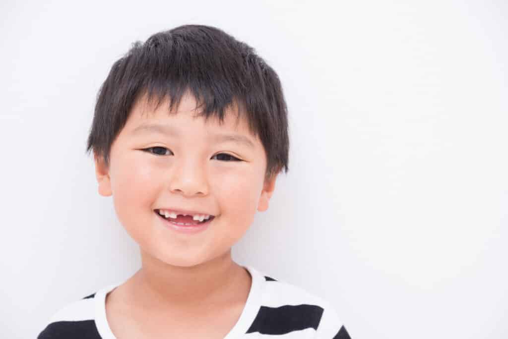 前歯が抜けた男の子