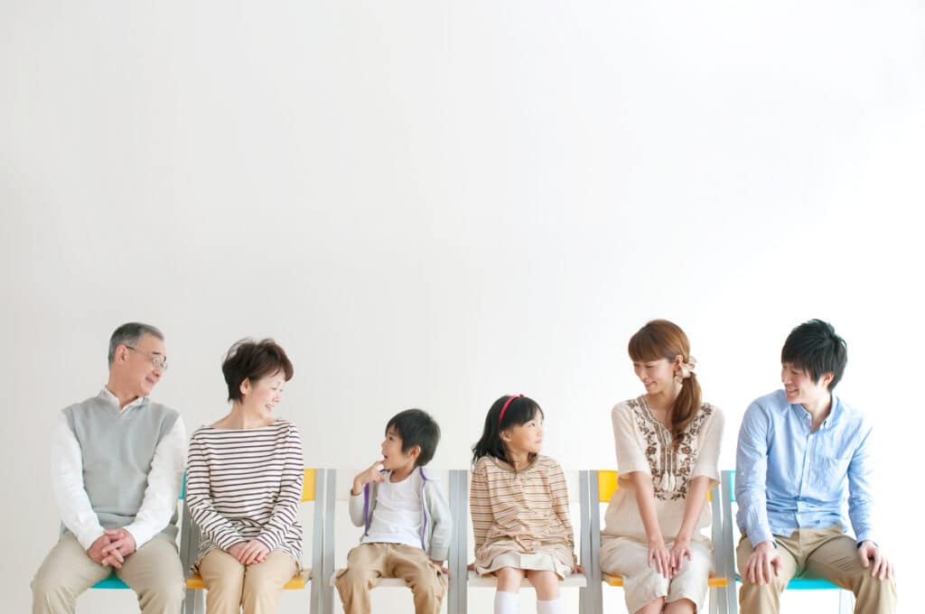 椅子に座る3世代家族