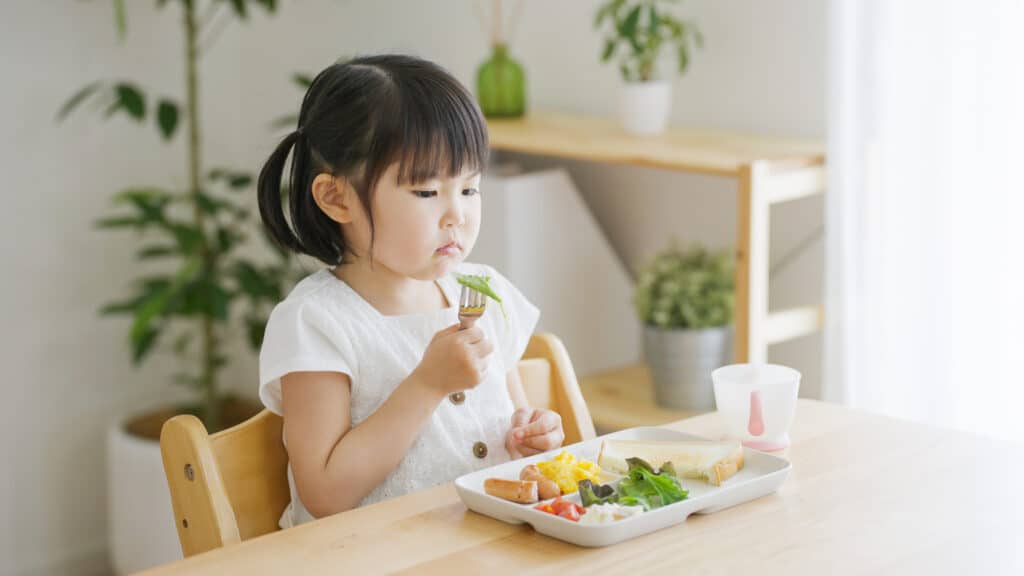 食事する4歳の子供(育児・子育て)
