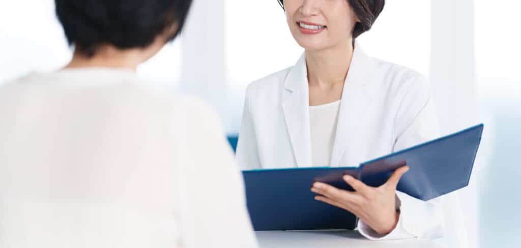 病院で診察を受ける女性