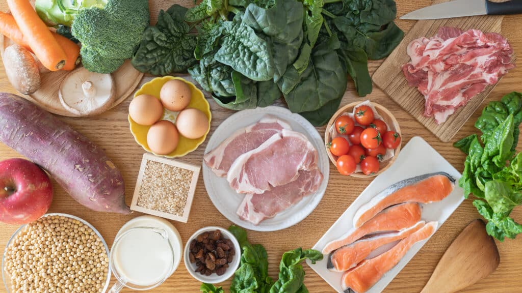 テーブルいっぱいの食材