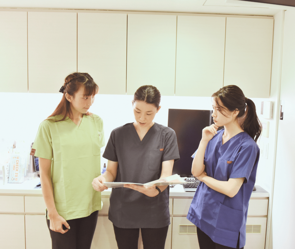 話し合うスタッフ