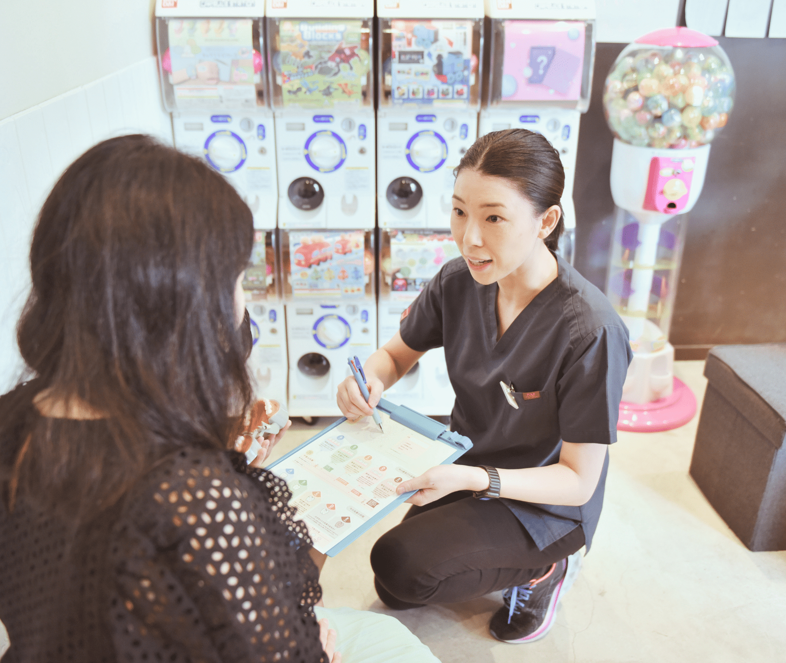 親子に説明する女性スタッフ_ABCDental矯正歯科
