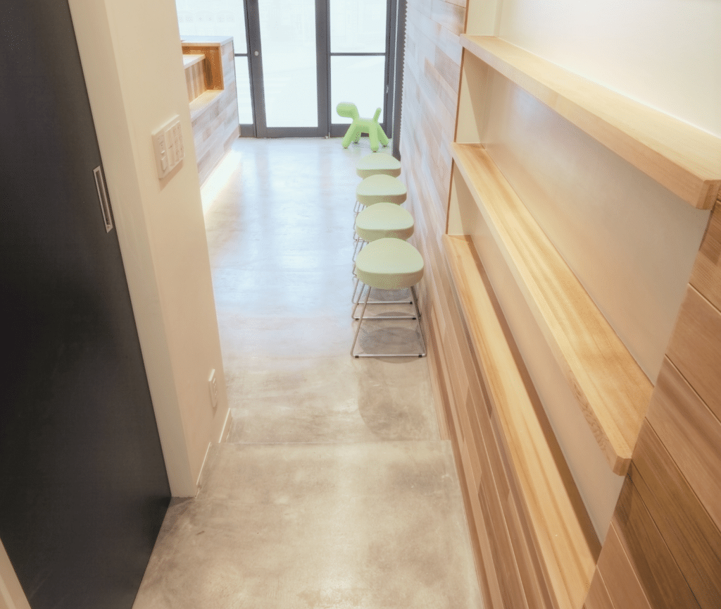 院内待合室_小児歯科矯正歯科