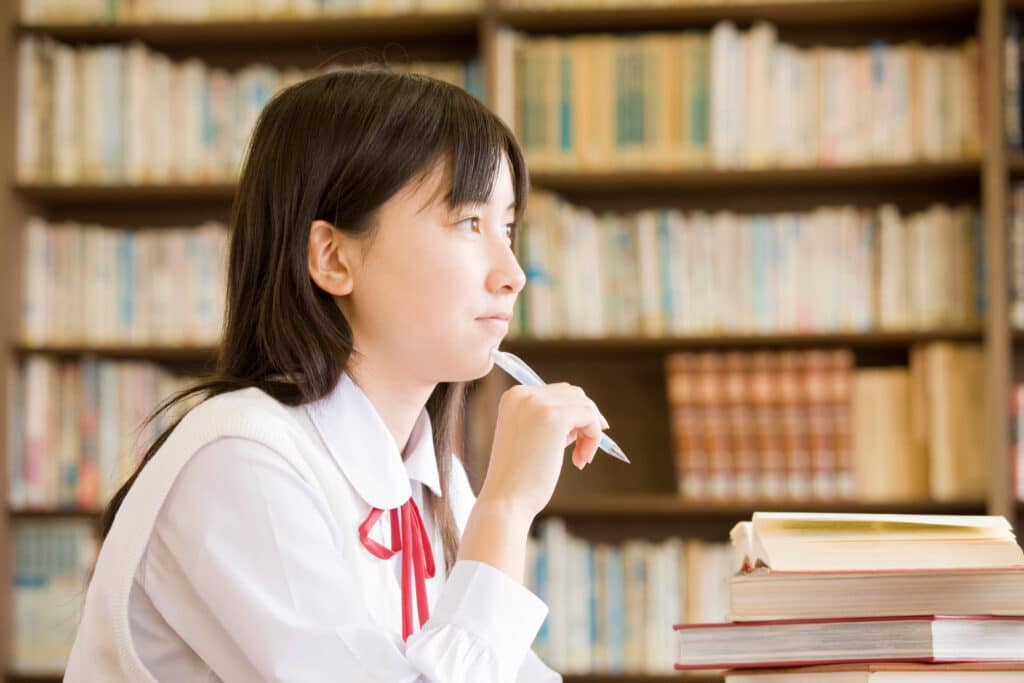 悩んでいる女子中学生