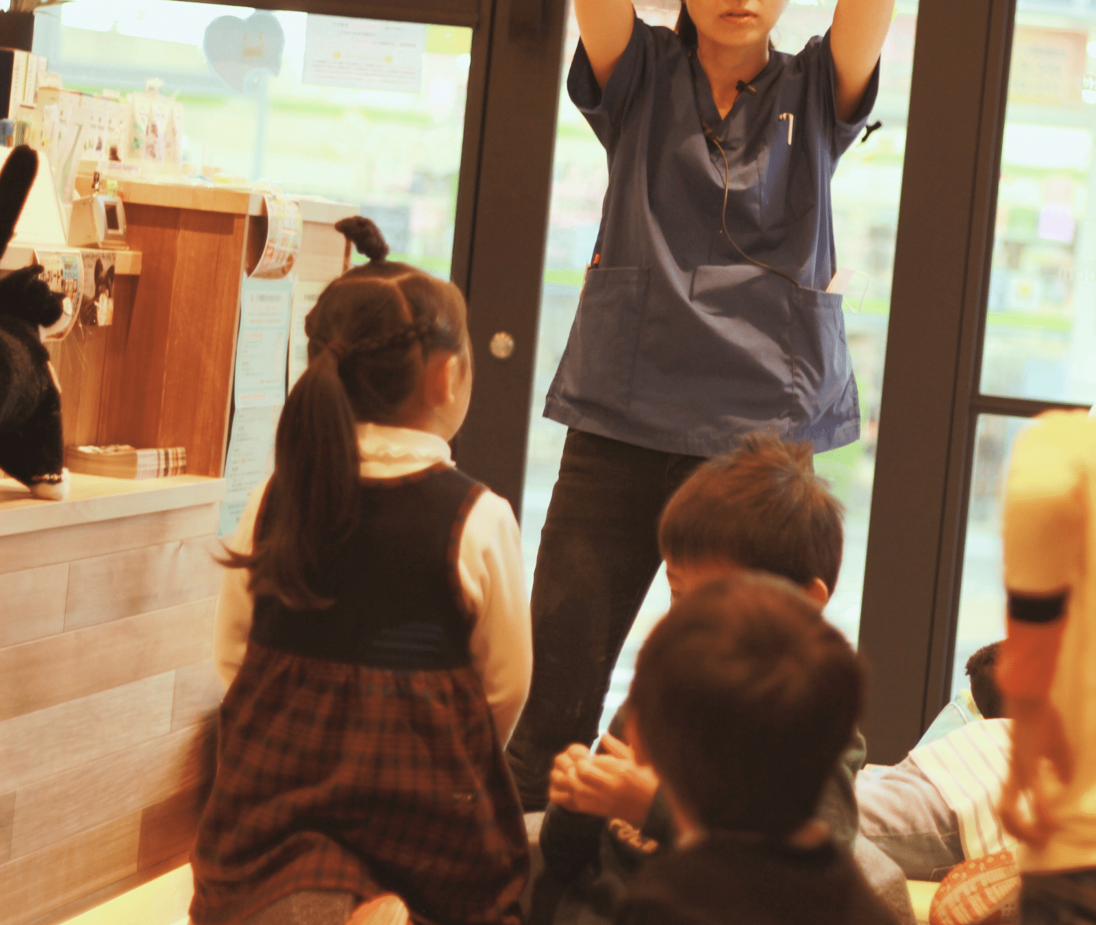 大田区田園調布の子ども専門歯科医院スタッフと子どもたちの笑顔あふれる診療風景（スタッフ紹介ページへ）